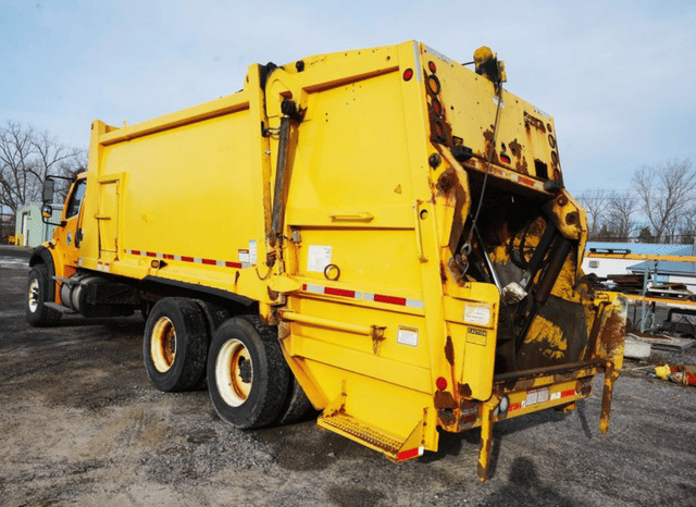 Image of Freightliner M2 112 equipment image 2