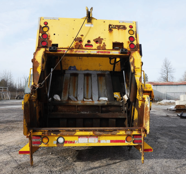 Image of Freightliner M2 112 equipment image 3