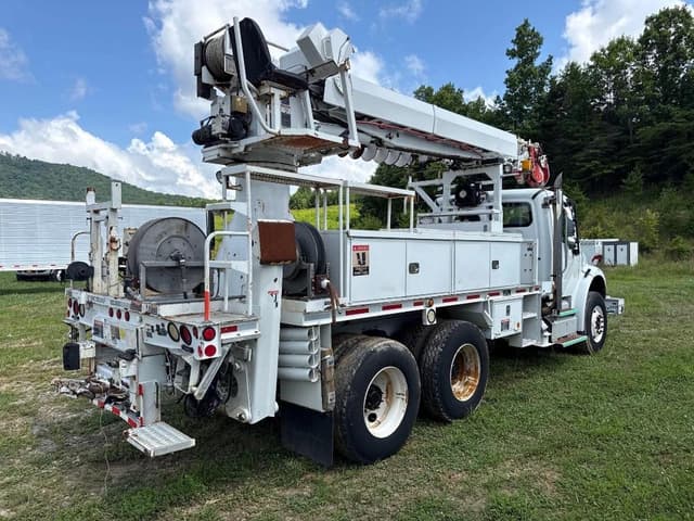 Image of Freightliner M2 106 equipment image 4
