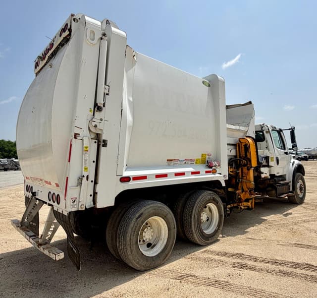 Image of Freightliner M2 equipment image 4
