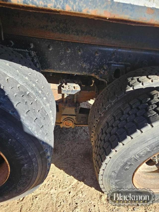 Image of Freightliner M2112V equipment image 2