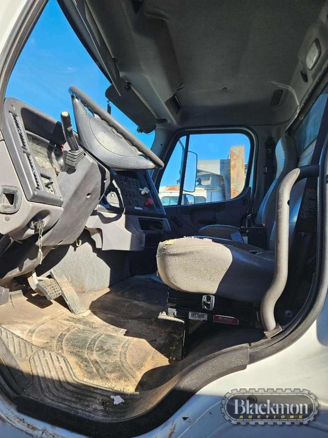 Image of Freightliner M2112V equipment image 4