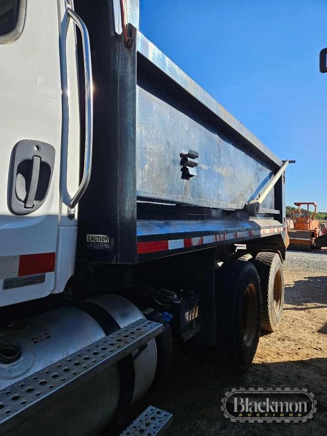 Image of Freightliner M2112V equipment image 1