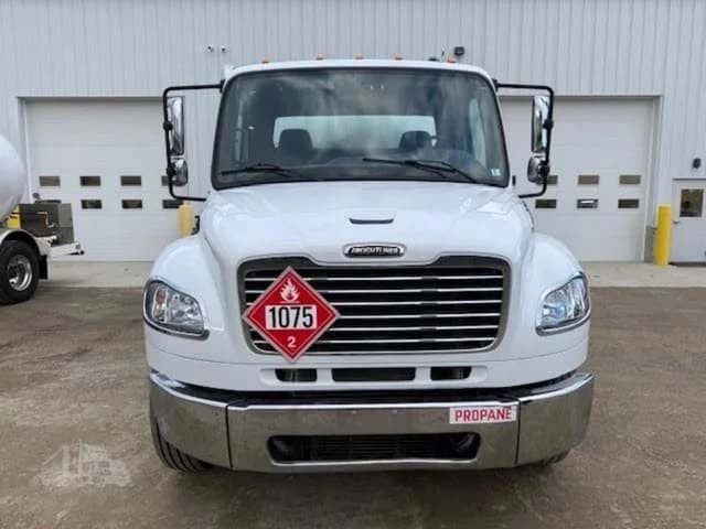 Image of Freightliner M2 106 equipment image 1