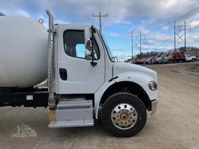 Image of Freightliner M2 106 equipment image 3