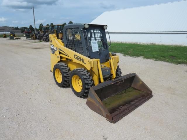 Image of Gehl 4240 equipment image 2