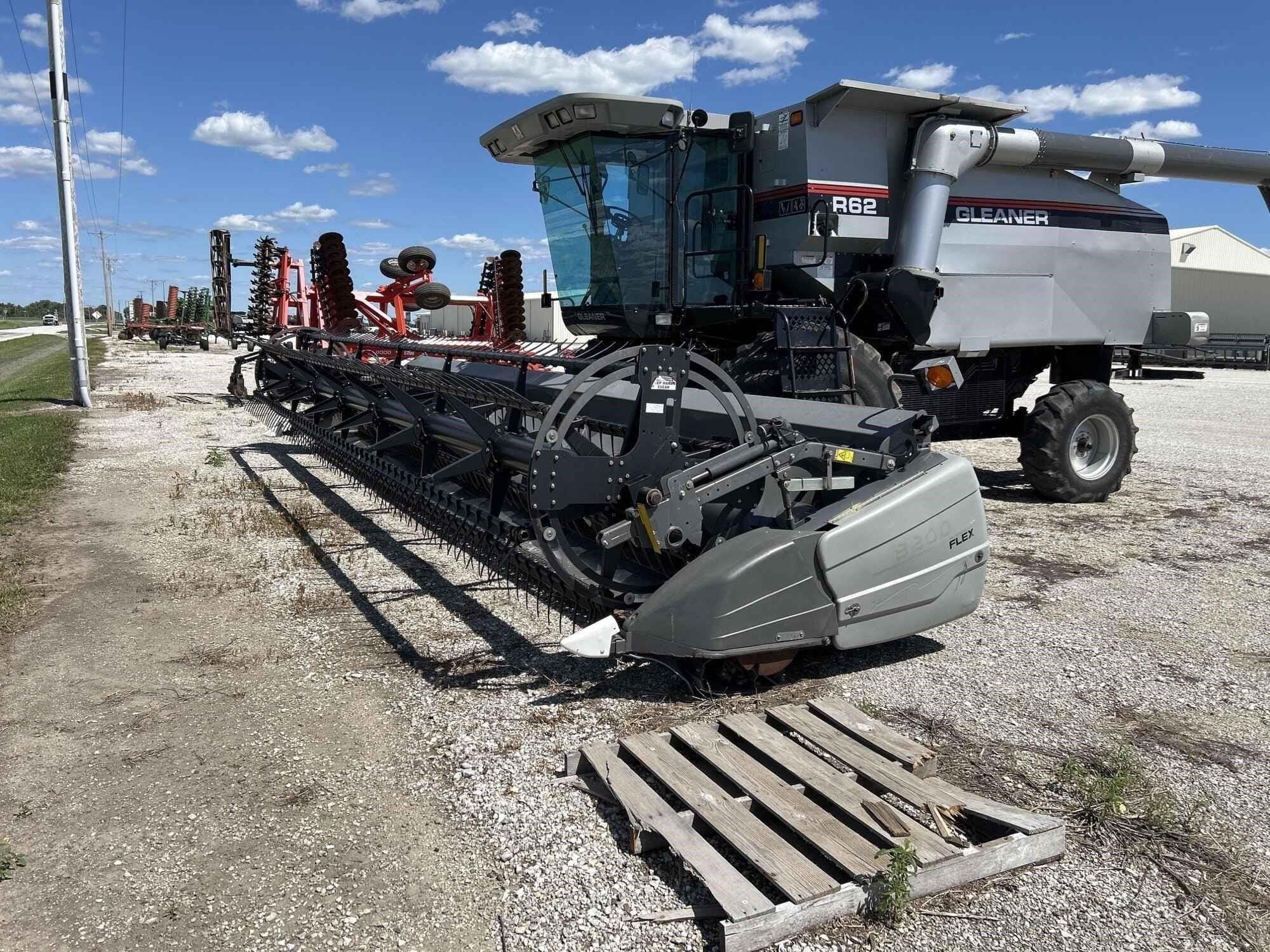 2012 Gleaner 8200 Equipment Image0