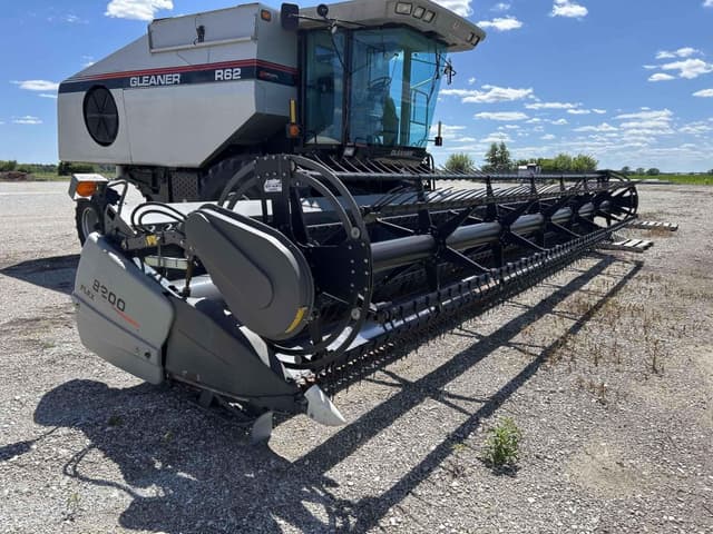 Image of Gleaner 8200 equipment image 1