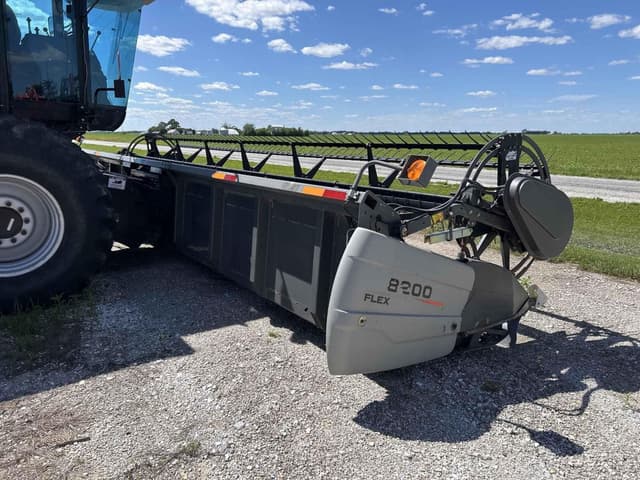 Image of Gleaner 8200 equipment image 3