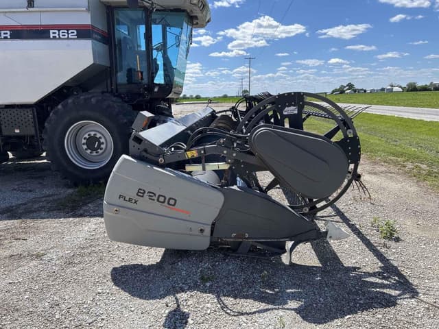 Image of Gleaner 8200 equipment image 2