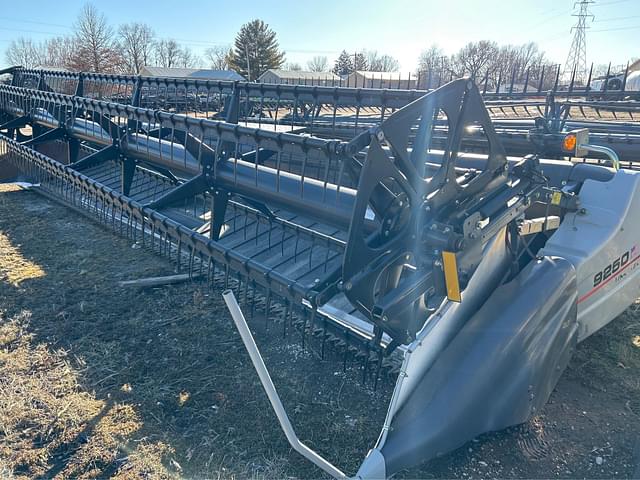Image of Gleaner 9250 equipment image 2