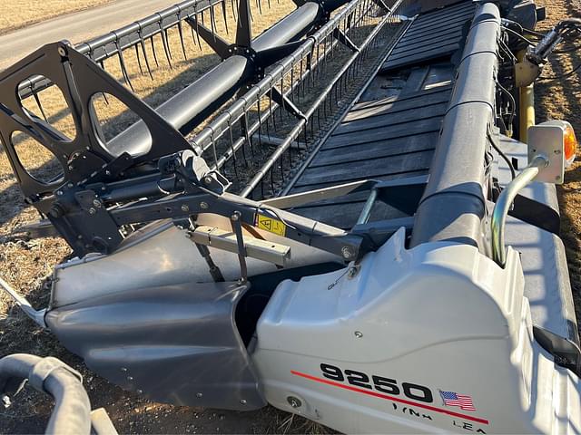 Image of Gleaner 9250 equipment image 1