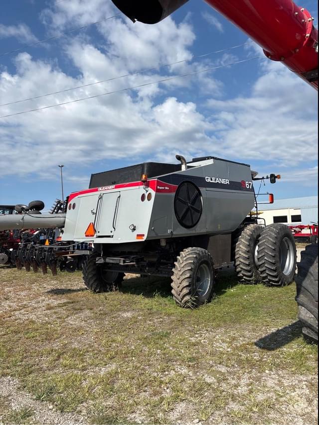 Image of Gleaner S67 equipment image 1