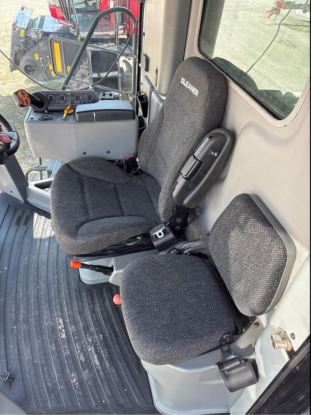 Image of Gleaner S67 equipment image 3
