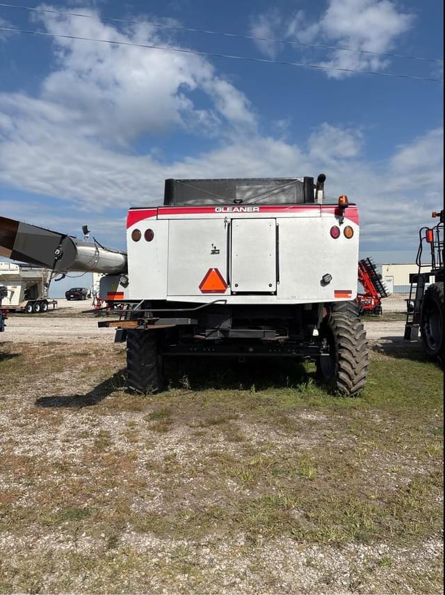 Image of Gleaner S67 equipment image 2