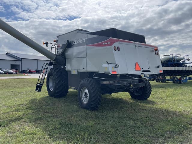 Image of Gleaner S67 equipment image 3