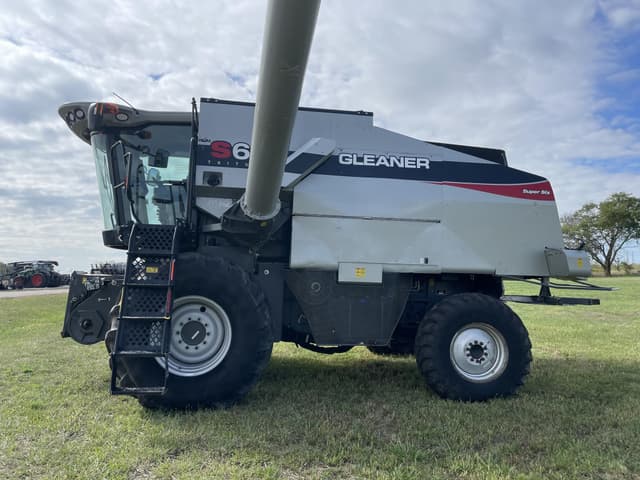 Image of Gleaner S67 equipment image 2