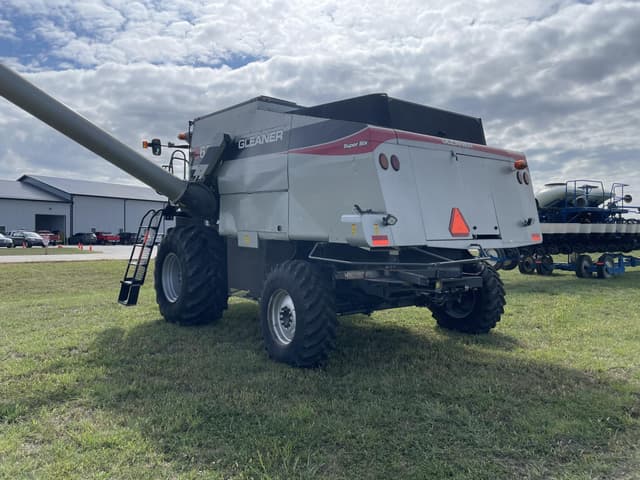 Image of Gleaner S67 equipment image 3