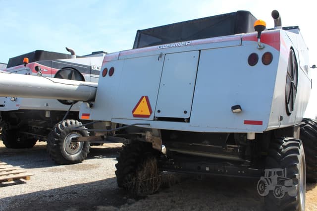 Image of Gleaner S67 equipment image 4