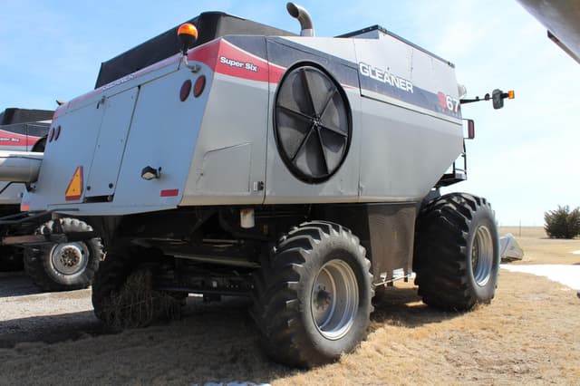 Image of Gleaner S67 equipment image 3