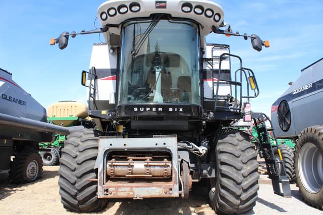 Image of Gleaner S67 equipment image 2