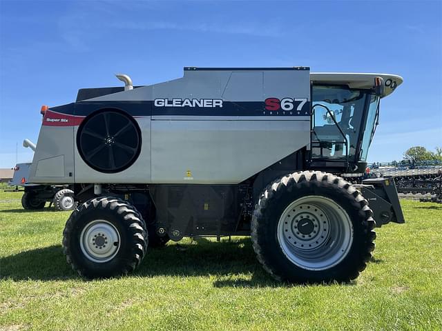 Image of Gleaner S67 equipment image 1