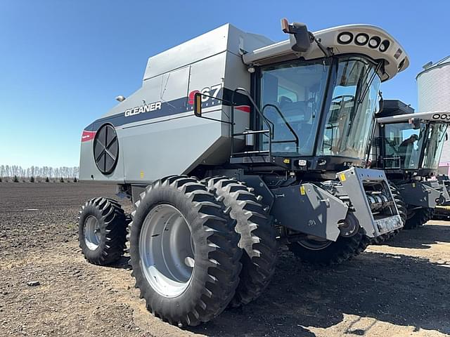 Image of Gleaner S67 equipment image 2