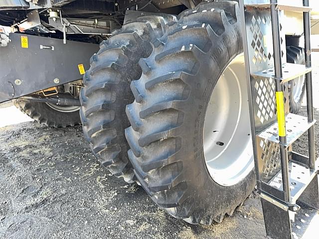 Image of Gleaner S67 equipment image 3