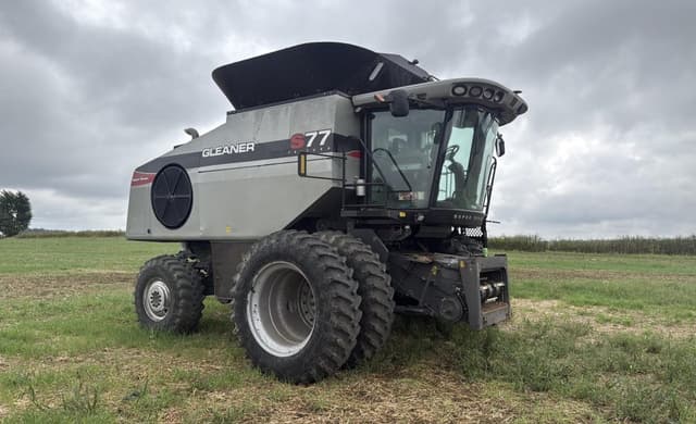 Image of Gleaner S77 equipment image 1