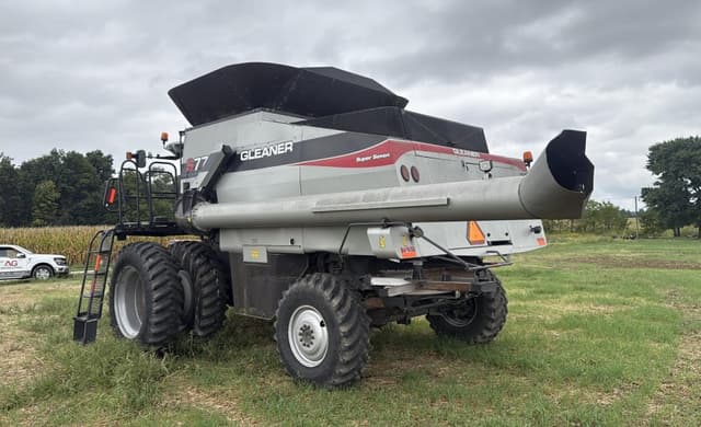 Image of Gleaner S77 equipment image 4