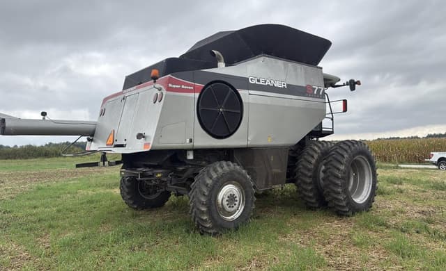 Image of Gleaner S77 equipment image 3