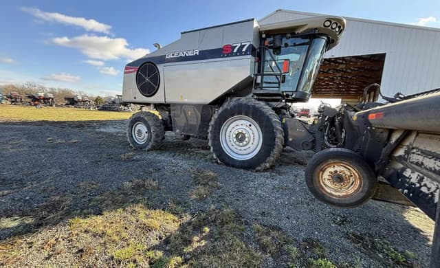 Image of Gleaner S77 equipment image 2