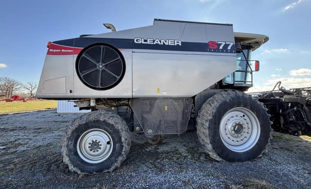 Image of Gleaner S77 equipment image 3