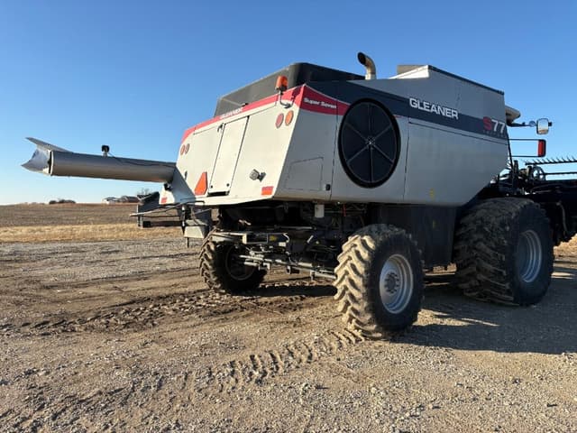 Image of Gleaner S77 equipment image 2