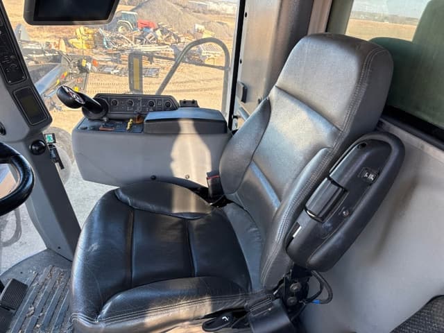 Image of Gleaner S77 equipment image 4