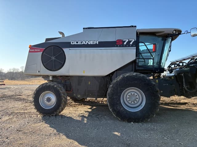 Image of Gleaner S77 equipment image 3