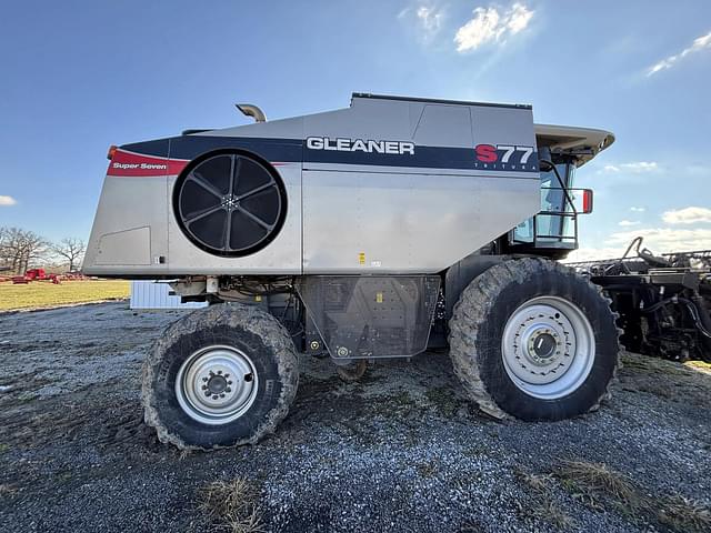 Image of Gleaner S77 equipment image 3