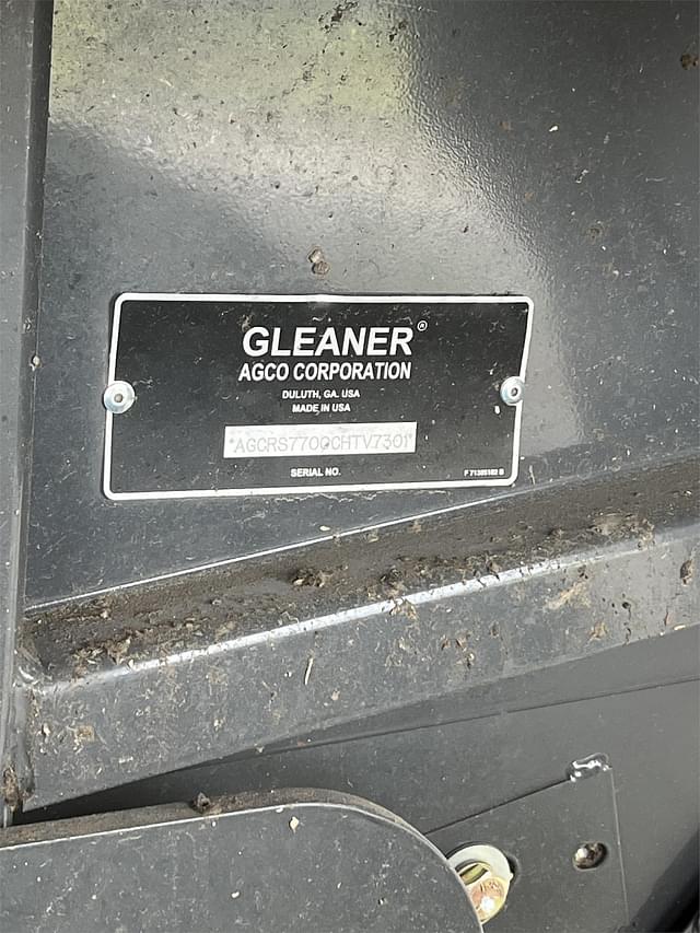 Image of Gleaner S77 equipment image 4