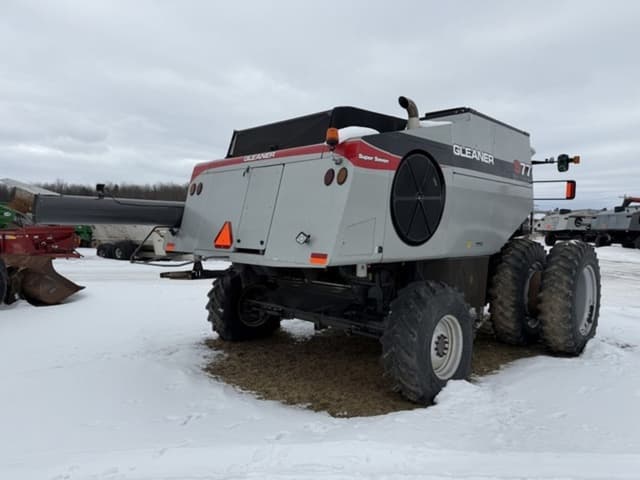 Image of Gleaner S77 equipment image 4