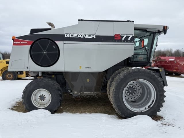 Image of Gleaner S77 equipment image 3