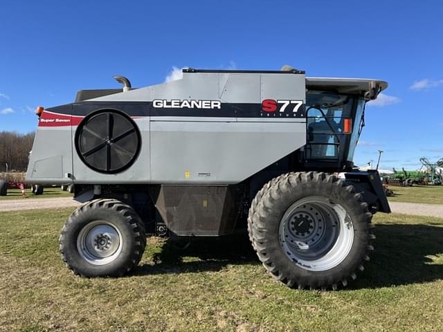 Image of Gleaner S77 equipment image 3