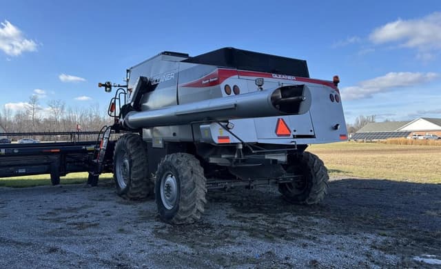 Image of Gleaner S77 equipment image 4