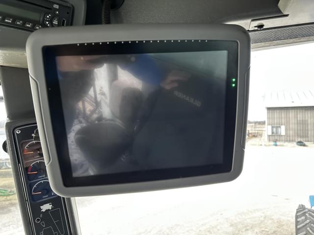 Image of Gleaner S77 equipment image 4