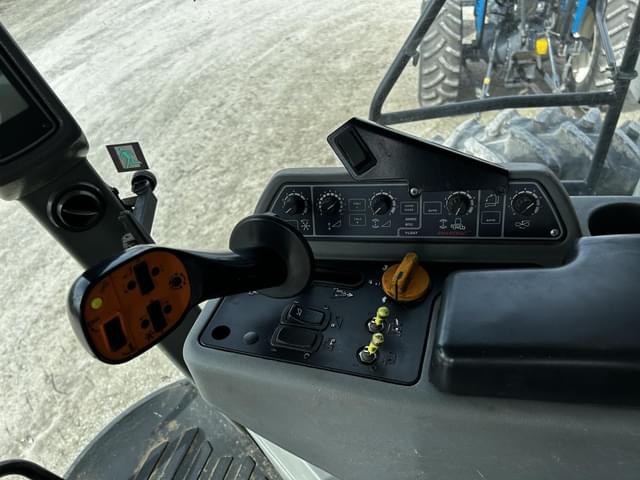 Image of Gleaner S77 equipment image 3