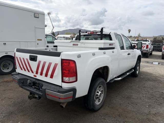 Image of GMC 2500HD equipment image 2
