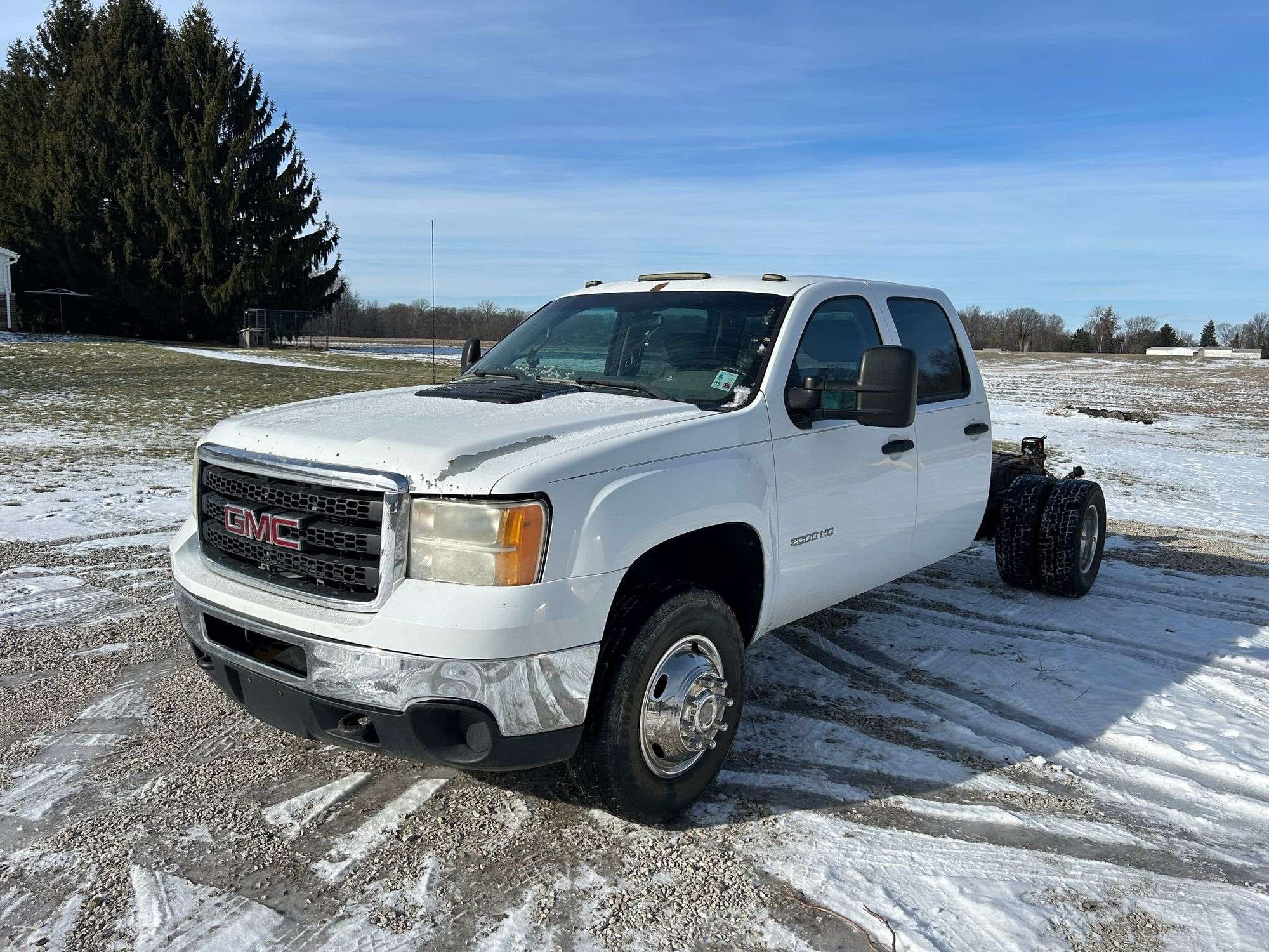 2012 GMC 3500HD Equipment Image0