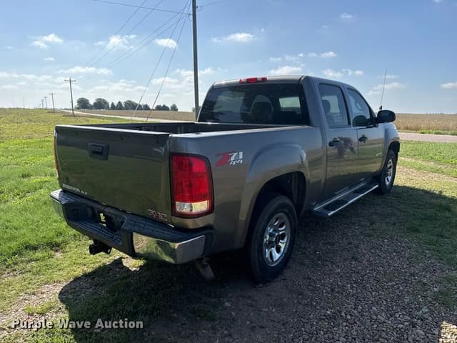 Image of GMC Sierra 1500 equipment image 4
