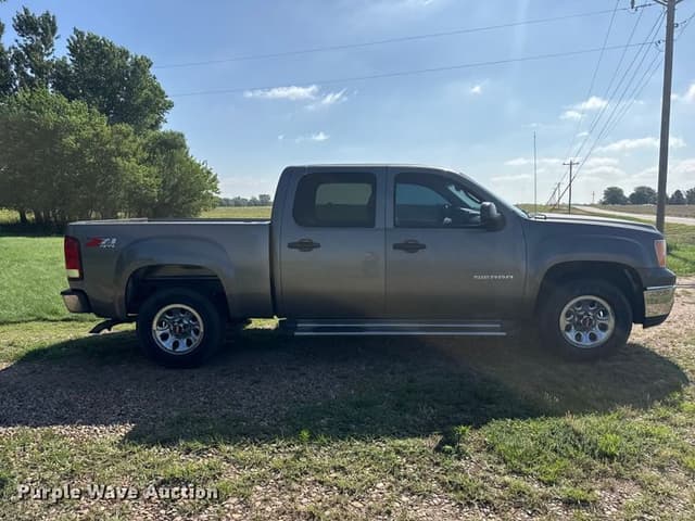 Image of GMC Sierra 1500 equipment image 3