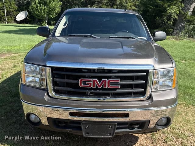 Image of GMC Sierra 1500 equipment image 1
