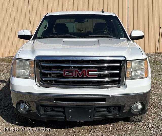 Image of GMC Sierra 1500 equipment image 1